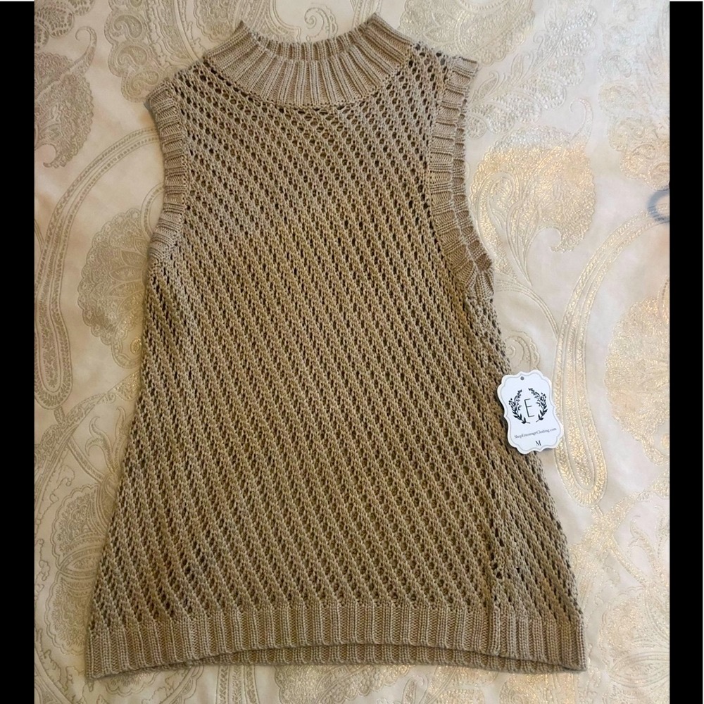 Adorable knit top! 🧶